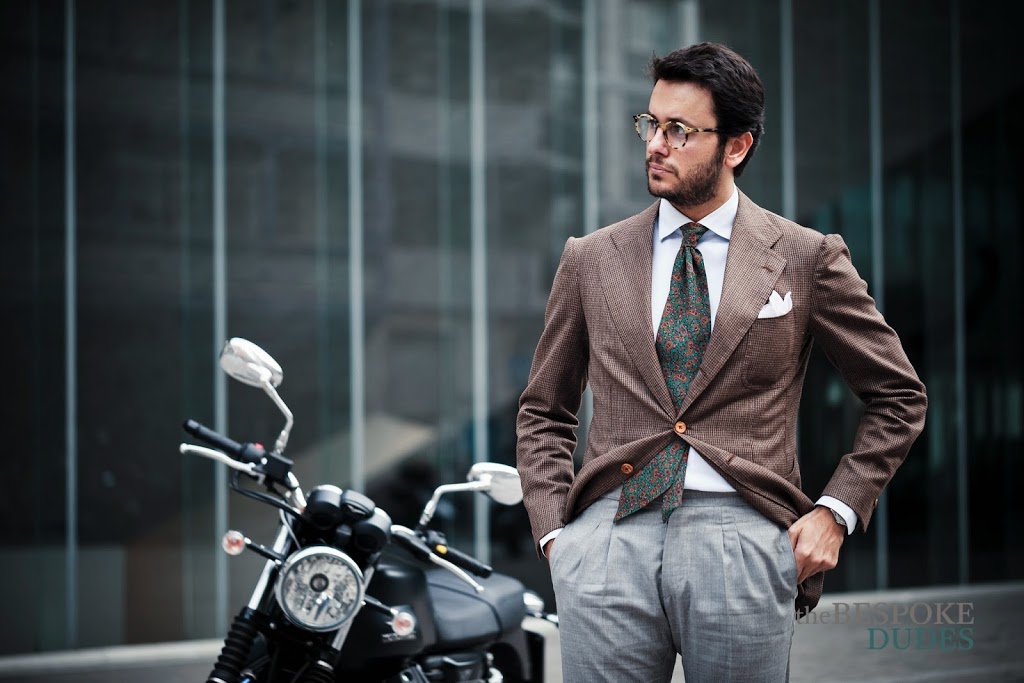 Tortoise Glasses & Foulard Tie